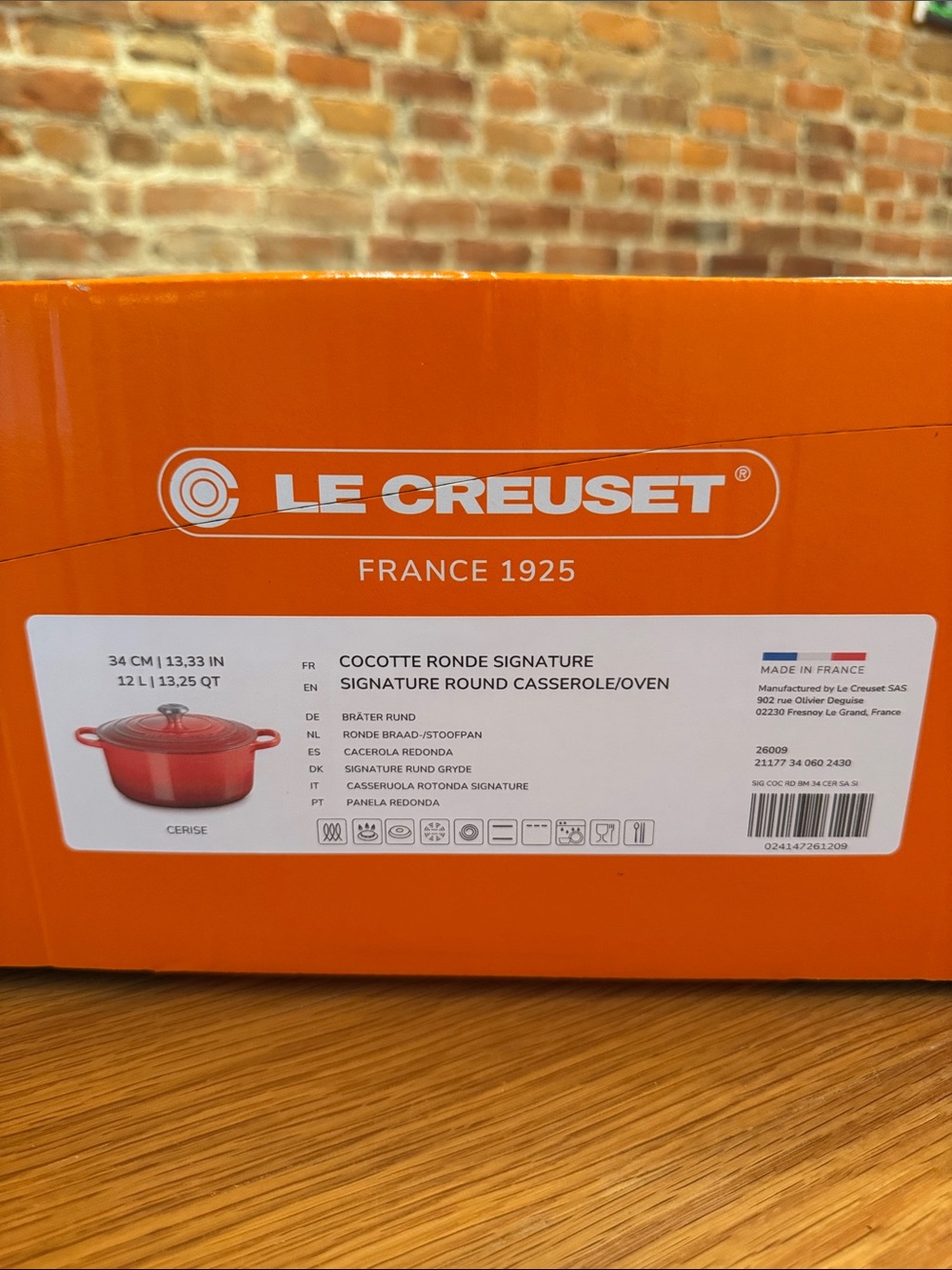 Le Creuset Signature Round Casserole - Classic Cerise FREE SHIPPING